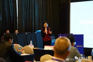 向雪岑教授演讲《燕麦提取物治疗面部激素依赖性皮炎的疗效观察》
